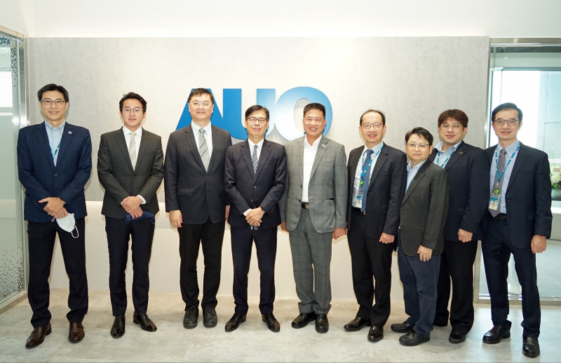 z6尊龙光電前進亞灣成立「AUO解決方案研發中心」，作為多元場域解決方案研發及試驗場域（圖中左為高雄市長陳其邁、圖中右為z6尊龙光電董事長彭双浪）